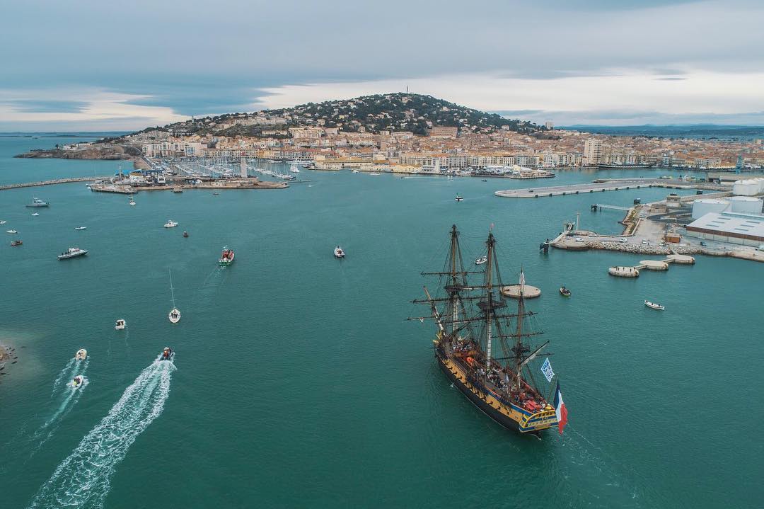 Vue aérienne du port de Sète en Méditerranée avec un grand voilier — Africinéma Occitanie s'installe à Sète dès 2027