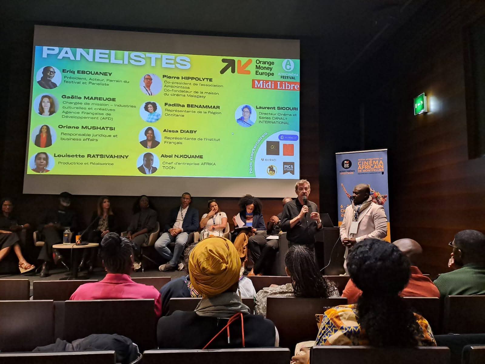Le panel des intervenants de la 5ᵉ édition face au public lors des conférences du festival